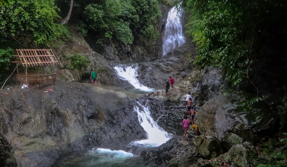 filipino kids walking towards the hicming falls in catanduanes philippines